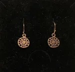 Bronze Ørehængere Rund Helleristninger, ristning, runer, tegn, symbol, tegning, udhugget, i klipper, runesten, spind, spindelvæv, lette, små, øreringe, bronze, bronzesmykker, bronze øreringe, ørehængere, hængeøreringe, vikinger, vikingesmykker, vikingetiden, bronzealderen, bornholm, gamle, nordiske, guder, gammel, tro, aser, asgård, asatro, gaveide, kobber, kobberbryllup, kobbersmykker, gyldne, billige, spændende, mytologi, overtro, danerne, ansgar, ribe, udgravninger, skat, fund, museumssmykker, museums, biti, vadehavet,