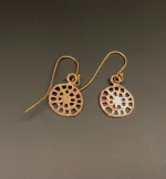 Bronze Ørehængere Rund Helleristninger, ristning, runer, tegn, symbol, tegning, udhugget, i klipper, runesten, spind, spindelvæv, lette, små, øreringe, bronze, bronzesmykker, bronze øreringe, ørehængere, hængeøreringe, vikinger, vikingesmykker, vikingetiden, bronzealderen, bornholm, gamle, nordiske, guder, gammel, tro, aser, asgård, asatro, gaveide, kobber, kobberbryllup, kobbersmykker, gyldne, billige, spændende, mytologi, overtro, danerne, ansgar, ribe, udgravninger, skat, fund, museumssmykker, museums, biti, vadehavet,