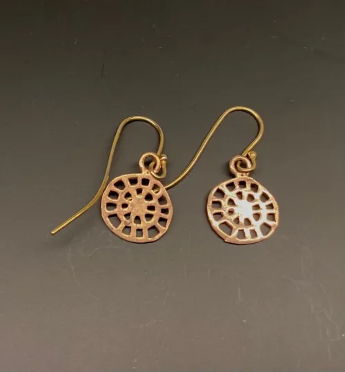 Bronze Ørehængere Rund Helleristninger, ristning, runer, tegn, symbol, tegning, udhugget, i klipper, runesten, spind, spindelvæv, lette, små, øreringe, bronze, bronzesmykker, bronze øreringe, ørehængere, hængeøreringe, vikinger, vikingesmykker, vikingetiden, bronzealderen, bornholm, gamle, nordiske, guder, gammel, tro, aser, asgård, asatro, gaveide, kobber, kobberbryllup, kobbersmykker, gyldne, billige, spændende, mytologi, overtro, danerne, ansgar, ribe, udgravninger, skat, fund, museumssmykker, museums, biti, vadehavet,