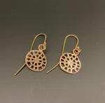 Bronze Ørehængere Rund Helleristninger, ristning, runer, tegn, symbol, tegning, udhugget, i klipper, runesten, spind, spindelvæv, lette, små, øreringe, bronze, bronzesmykker, bronze øreringe, ørehængere, hængeøreringe, vikinger, vikingesmykker, vikingetiden, bronzealderen, bornholm, gamle, nordiske, guder, gammel, tro, aser, asgård, asatro, gaveide, kobber, kobberbryllup, kobbersmykker, gyldne, billige, spændende, mytologi, overtro, danerne, ansgar, ribe, udgravninger, skat, fund, museumssmykker, museums, biti, vadehavet,