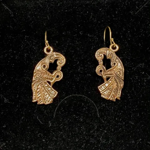 Bronze Øreringe - Odins Ravne Munin og Hugin, Bronze Øreringe - Odins Ravne Hugin og Munin, ravn, ravne, Odin, Odins ravne, klogskab, viden, information, nordisk, mytologi, nordiske guder, smykker, bronze, øreringe, ørehængere, fugle, gamle, museumsfund, museumssmykker, vikingesmykker, vikingeøreringe, hængeøreringe, ørehængere, kobber, bronzesmykker, ydun, idun, thor, sif, fenris, danerne, aser, asatro, kopismykker, vikingekopi, guldskat, udgravninger, biti, ribe, vadehavet, sort sol, domkirken, ansgar, gaveide, gave, gyldne, gyldent, kobberfarvet, kobberbryllup,