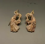 Bronze Øreringe - Odins Ravne Munin og Hugin, Bronze Øreringe - Odins Ravne Hugin og Munin, ravn, ravne, Odin, Odins ravne, klogskab, viden, information, nordisk, mytologi, nordiske guder, smykker, bronze, øreringe, ørehængere, fugle, gamle, museumsfund, museumssmykker, vikingesmykker, vikingeøreringe, hængeøreringe, ørehængere, kobber, bronzesmykker, ydun, idun, thor, sif, fenris, danerne, aser, asatro, kopismykker, vikingekopi, guldskat, udgravninger, biti, ribe, vadehavet, sort sol, domkirken, ansgar, gaveide, gave, gyldne, gyldent, kobberfarvet, kobberbryllup,