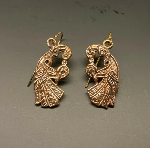 Bronze Øreringe - Odins Ravne Munin og Hugin, Bronze Øreringe - Odins Ravne Hugin og Munin, ravn, ravne, Odin, Odins ravne, klogskab, viden, information, nordisk, mytologi, nordiske guder, smykker, bronze, øreringe, ørehængere, fugle, gamle, museumsfund, museumssmykker, vikingesmykker, vikingeøreringe, hængeøreringe, ørehængere, kobber, bronzesmykker, ydun, idun, thor, sif, fenris, danerne, aser, asatro, kopismykker, vikingekopi, guldskat, udgravninger, biti, ribe, vadehavet, sort sol, domkirken, ansgar, gaveide, gave, gyldne, gyldent, kobberfarvet, kobberbryllup,