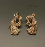 Bronze Øreringe - Odins Ravne Munin og Hugin, Bronze Øreringe - Odins Ravne Hugin og Munin, ravn, ravne, Odin, Odins ravne, klogskab, viden, information, nordisk, mytologi, nordiske guder, smykker, bronze, øreringe, ørehængere, fugle, gamle, museumsfund, museumssmykker, vikingesmykker, vikingeøreringe, hængeøreringe, ørehængere, kobber, bronzesmykker, ydun, idun, thor, sif, fenris, danerne, aser, asatro, kopismykker, vikingekopi, guldskat, udgravninger, biti, ribe, vadehavet, sort sol, domkirken, ansgar, gaveide, gave, gyldne, gyldent, kobberfarvet, kobberbryllup,