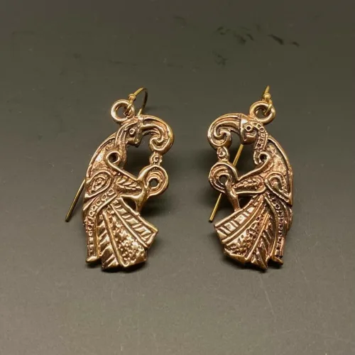 Bronze Øreringe - Odins Ravne Munin og Hugin, Bronze Øreringe - Odins Ravne Hugin og Munin, ravn, ravne, Odin, Odins ravne, klogskab, viden, information, nordisk, mytologi, nordiske guder, smykker, bronze, øreringe, ørehængere, fugle, gamle, museumsfund, museumssmykker, vikingesmykker, vikingeøreringe, hængeøreringe, ørehængere, kobber, bronzesmykker, ydun, idun, thor, sif, fenris, danerne, aser, asatro, kopismykker, vikingekopi, guldskat, udgravninger, biti, ribe, vadehavet, sort sol, domkirken, ansgar, gaveide, gave, gyldne, gyldent, kobberfarvet, kobberbryllup,