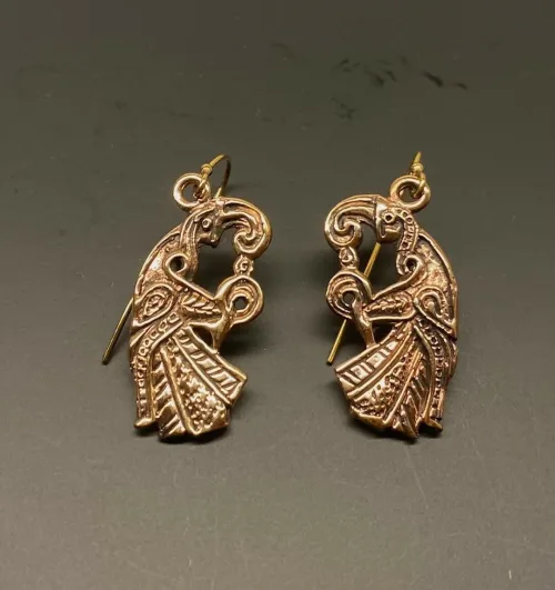 Bronze Øreringe - Odins Ravne Munin og Hugin, Bronze Øreringe - Odins Ravne Hugin og Munin, ravn, ravne, Odin, Odins ravne, klogskab, viden, information, nordisk, mytologi, nordiske guder, smykker, bronze, øreringe, ørehængere, fugle, gamle, museumsfund, museumssmykker, vikingesmykker, vikingeøreringe, hængeøreringe, ørehængere, kobber, bronzesmykker, ydun, idun, thor, sif, fenris, danerne, aser, asatro, kopismykker, vikingekopi, guldskat, udgravninger, biti, ribe, vadehavet, sort sol, domkirken, ansgar, gaveide, gave, gyldne, gyldent, kobberfarvet, kobberbryllup,