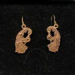 Bronze Øreringe - Odins Ravne Munin og Hugin, Bronze Øreringe - Odins Ravne Hugin og Munin, ravn, ravne, Odin, Odins ravne, klogskab, viden, information, nordisk, mytologi, nordiske guder, smykker, bronze, øreringe, ørehængere, fugle, gamle, museumsfund, museumssmykker, vikingesmykker, vikingeøreringe, hængeøreringe, ørehængere, kobber, bronzesmykker, ydun, idun, thor, sif, fenris, danerne, aser, asatro, kopismykker, vikingekopi, guldskat, udgravninger, biti, ribe, vadehavet, sort sol, domkirken, ansgar, gaveide, gave, gyldne, gyldent, kobberfarvet, kobberbryllup,