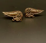 Bronze ørestikkere - Dråbeformet slange, midgårdsormen, slanger, ørehængere, hænge øreringe, store, studs, bronzesmykker, bronze, stikkere, gyldne, kobber, vikingesmykker, vikinger, vikingefund, vikingetiden, by, ribe, ældste, gamle, guder, museumssmykker, ægte, originale, autentiske, udgravninger, skat, ribe, domkirke, vadehavet, middelalderen, aser, asatro, midgård, asgård, loke, udgårdsloke, hamskifte, magisk, fabeldyr, flot, lykkebringende, forandring, styrke, biti