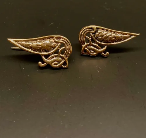 Bronze ørestikkere - Dråbeformet slange, midgårdsormen, slanger, ørehængere, hænge øreringe, store, studs, bronzesmykker, bronze, stikkere, gyldne, kobber, vikingesmykker, vikinger, vikingefund, vikingetiden, by, ribe, ældste, gamle, guder, museumssmykker, ægte, originale, autentiske, udgravninger, skat, ribe, domkirke, vadehavet, middelalderen, aser, asatro, midgård, asgård, loke, udgårdsloke, hamskifte, magisk, fabeldyr, flot, lykkebringende, forandring, styrke, biti