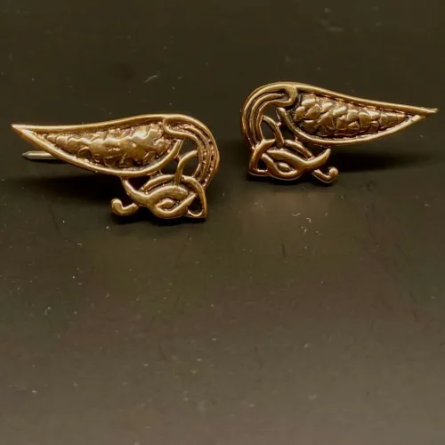 Bronze ørestikkere - Dråbeformet slange, midgårdsormen, slanger, ørehængere, hænge øreringe, store, studs, bronzesmykker, bronze, stikkere, gyldne, kobber, vikingesmykker, vikinger, vikingefund, vikingetiden, by, ribe, ældste, gamle, guder, museumssmykker, ægte, originale, autentiske, udgravninger, skat, ribe, domkirke, vadehavet, middelalderen, aser, asatro, midgård, asgård, loke, udgårdsloke, hamskifte, magisk, fabeldyr, flot, lykkebringende, forandring, styrke, biti