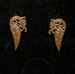 Bronze ørestikkere - Dråbeformet slange, midgårdsormen, slanger, ørehængere, hænge øreringe, store, studs, bronzesmykker, bronze, stikkere, gyldne, kobber, vikingesmykker, vikinger, vikingefund, vikingetiden, by, ribe, ældste, gamle, guder, museumssmykker, ægte, originale, autentiske, udgravninger, skat, ribe, domkirke, vadehavet, middelalderen, aser, asatro, midgård, asgård, loke, udgårdsloke, hamskifte, magisk, fabeldyr, flot, lykkebringende, forandring, styrke, biti