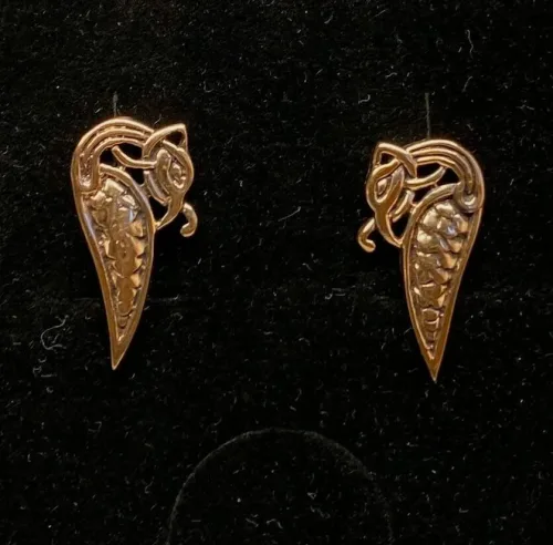 Bronze ørestikkere - Dråbeformet slange, midgårdsormen, slanger, ørehængere, hænge øreringe, store, studs, bronzesmykker, bronze, stikkere, gyldne, kobber, vikingesmykker, vikinger, vikingefund, vikingetiden, by, ribe, ældste, gamle, guder, museumssmykker, ægte, originale, autentiske, udgravninger, skat, ribe, domkirke, vadehavet, middelalderen, aser, asatro, midgård, asgård, loke, udgårdsloke, hamskifte, magisk, fabeldyr, flot, lykkebringende, forandring, styrke, biti