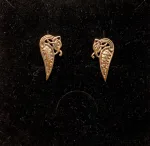 Bronze ørestikkere - Dråbeformet slange, midgårdsormen, slanger, ørehængere, hænge øreringe, store, studs, bronzesmykker, bronze, stikkere, gyldne, kobber, vikingesmykker, vikinger, vikingefund, vikingetiden, by, ribe, ældste, gamle, guder, museumssmykker, ægte, originale, autentiske, udgravninger, skat, ribe, domkirke, vadehavet, middelalderen, aser, asatro, midgård, asgård, loke, udgårdsloke, hamskifte, magisk, fabeldyr, flot, lykkebringende, forandring, styrke, biti