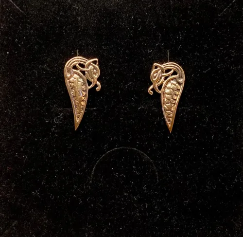 Bronze ørestikkere - Dråbeformet slange, midgårdsormen, slanger, ørehængere, hænge øreringe, store, studs, bronzesmykker, bronze, stikkere, gyldne, kobber, vikingesmykker, vikinger, vikingefund, vikingetiden, by, ribe, ældste, gamle, guder, museumssmykker, ægte, originale, autentiske, udgravninger, skat, ribe, domkirke, vadehavet, middelalderen, aser, asatro, midgård, asgård, loke, udgårdsloke, hamskifte, magisk, fabeldyr, flot, lykkebringende, forandring, styrke, biti