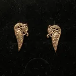 Bronze ørestikkere - Dråbeformet slange, midgårdsormen, slanger, ørehængere, hænge øreringe, store, studs, bronzesmykker, bronze, stikkere, gyldne, kobber, vikingesmykker, vikinger, vikingefund, vikingetiden, by, ribe, ældste, gamle, guder, museumssmykker, ægte, originale, autentiske, udgravninger, skat, ribe, domkirke, vadehavet, middelalderen, aser, asatro, midgård, asgård, loke, udgårdsloke, hamskifte, magisk, fabeldyr, flot, lykkebringende, forandring, styrke, biti