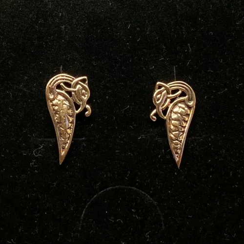 Bronze ørestikkere - Dråbeformet slange, midgårdsormen, slanger, ørehængere, hænge øreringe, store, studs, bronzesmykker, bronze, stikkere, gyldne, kobber, vikingesmykker, vikinger, vikingefund, vikingetiden, by, ribe, ældste, gamle, guder, museumssmykker, ægte, originale, autentiske, udgravninger, skat, ribe, domkirke, vadehavet, middelalderen, aser, asatro, midgård, asgård, loke, udgårdsloke, hamskifte, magisk, fabeldyr, flot, lykkebringende, forandring, styrke, biti