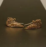 Bronze ørestikkere - Dråbeformet slange, midgårdsormen, slanger, ørehængere, hænge øreringe, store, studs, bronzesmykker, bronze, stikkere, gyldne, kobber, vikingesmykker, vikinger, vikingefund, vikingetiden, by, ribe, ældste, gamle, guder, museumssmykker, ægte, originale, autentiske, udgravninger, skat, ribe, domkirke, vadehavet, middelalderen, aser, asatro, midgård, asgård, loke, udgårdsloke, hamskifte, magisk, fabeldyr, flot, lykkebringende, forandring, styrke, biti