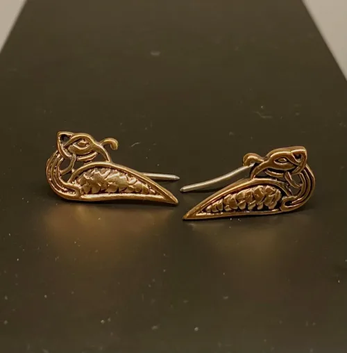 Bronze ørestikkere - Dråbeformet slange, midgårdsormen, slanger, ørehængere, hænge øreringe, store, studs, bronzesmykker, bronze, stikkere, gyldne, kobber, vikingesmykker, vikinger, vikingefund, vikingetiden, by, ribe, ældste, gamle, guder, museumssmykker, ægte, originale, autentiske, udgravninger, skat, ribe, domkirke, vadehavet, middelalderen, aser, asatro, midgård, asgård, loke, udgårdsloke, hamskifte, magisk, fabeldyr, flot, lykkebringende, forandring, styrke, biti