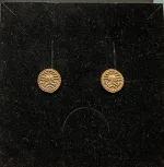 Bronze ørestikkere - Ribe Mønt, bracteat, mønter, vikingesmykker, ægte, originale, udgravninger, Ribe, domkirke, møntfund, øreringe, studs, museumssmykker, kopismykker, vikingekopi, bronzesmykker, bronzemønt, sølvskat, biti