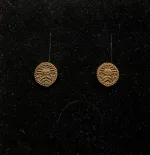Bronze ørestikkere - Ribe Mønt, bracteat, mønter, vikingesmykker, ægte, originale, udgravninger, Ribe, domkirke, møntfund, øreringe, studs, museumssmykker, kopismykker, vikingekopi, bronzesmykker, bronzemønt, sølvskat, biti