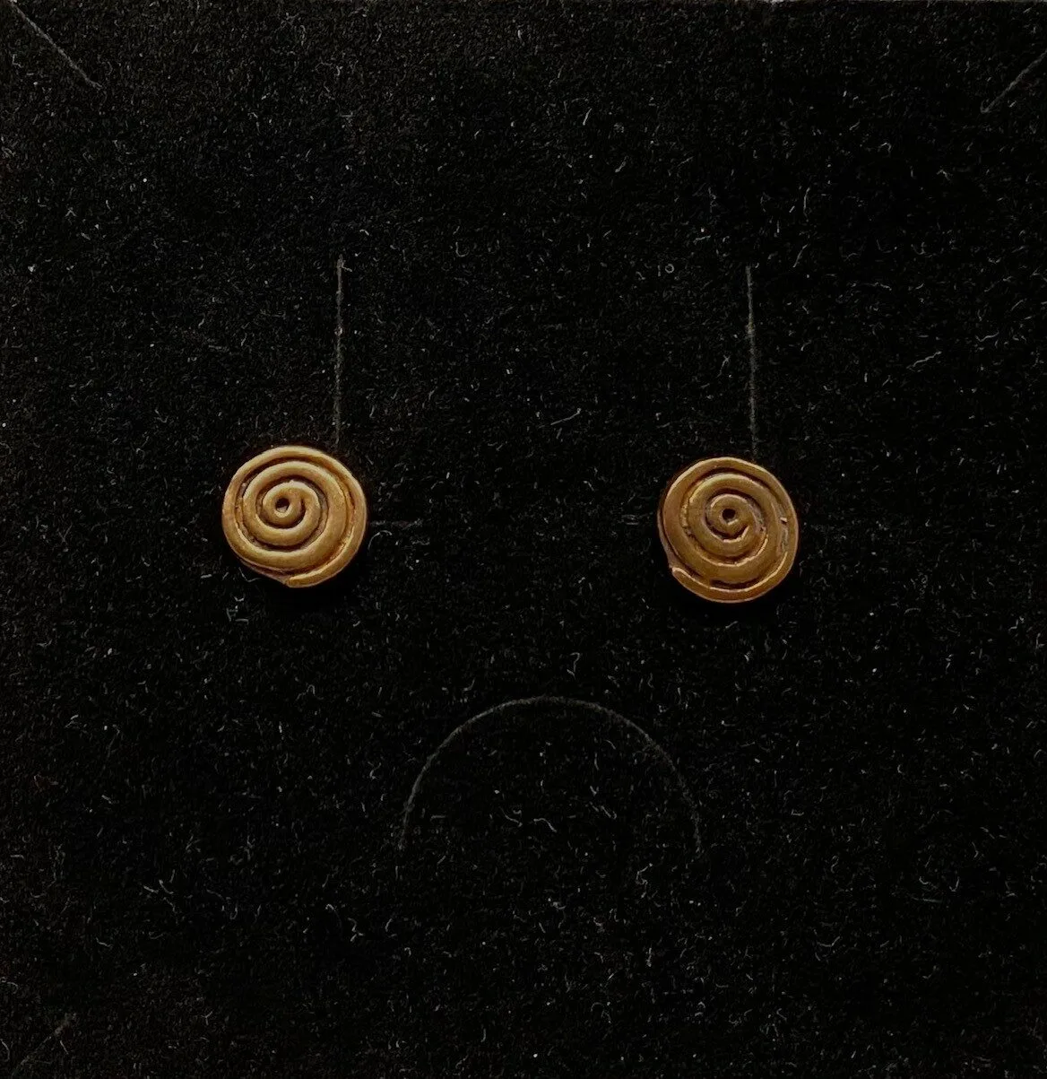 Bronze ørestikkere - Spiraler Bronze ørestikkere - Spiraler, snegle, runde, studs, plader, bronzesmykker, bronze, ørestikkere, ørestikker, øreringe, gyldne,