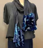 Dobbelt Silkestola med velour borter Mørkeblåt, mørkeblå, navy, marine, marineblå, midnatsblå, kongeblå, coboltblå, koboltblå, blå farver, blåt, tørklæde, silke, ren silke, silketørklæde, stola, silkestola, silkesjal, sjal, let, elegant, festligt, festtøj, tilbehør, bolero, over en kjole, over skuldrene, flot, smukt, lækkert, tilbud, nedsat, elegance, sølvbryllup, gave, sølvbrud, gaveide, kvalitet, dskret, stiligt, tidsløst, moderne, nydeligt, damet, lady, ladylike, biti, ribe, naturmateriale, kunstnerisk, unika, specielt