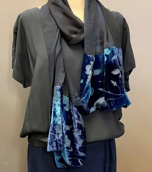 Dobbelt Silkestola med velour borter Mørkeblåt, mørkeblå, navy, marine, marineblå, midnatsblå, kongeblå, coboltblå, koboltblå, blå farver, blåt, tørklæde, silke, ren silke, silketørklæde, stola, silkestola, silkesjal, sjal, let, elegant, festligt, festtøj, tilbehør, bolero, over en kjole, over skuldrene, flot, smukt, lækkert, tilbud, nedsat, elegance, sølvbryllup, gave, sølvbrud, gaveide, kvalitet, dskret, stiligt, tidsløst, moderne, nydeligt, damet, lady, ladylike, biti, ribe, naturmateriale, kunstnerisk, unika, specielt