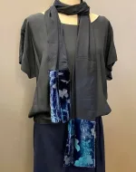 Dobbelt Silkestola med velour borter Mørkeblåt, mørkeblå, navy, marine, marineblå, midnatsblå, kongeblå, coboltblå, koboltblå, blå farver, blåt, tørklæde, silke, ren silke, silketørklæde, stola, silkestola, silkesjal, sjal, let, elegant, festligt, festtøj, tilbehør, bolero, over en kjole, over skuldrene, flot, smukt, lækkert, tilbud, nedsat, elegance, sølvbryllup, gave, sølvbrud, gaveide, kvalitet, dskret, stiligt, tidsløst, moderne, nydeligt, damet, lady, ladylike, biti, ribe, naturmateriale, kunstnerisk, unika, specielt