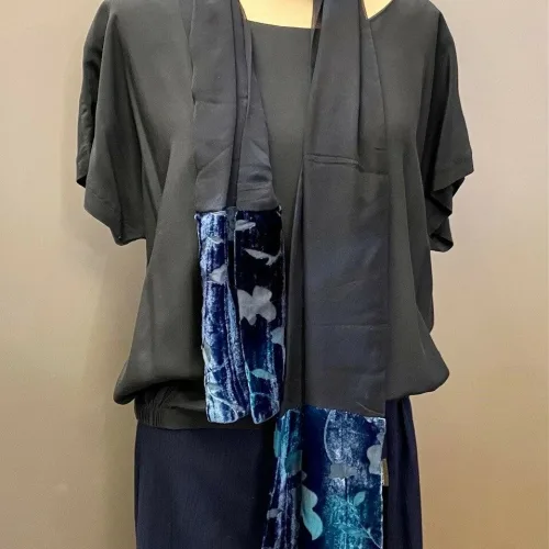 Dobbelt Silkestola med velour borter Mørkeblåt, mørkeblå, navy, marine, marineblå, midnatsblå, kongeblå, coboltblå, koboltblå, blå farver, blåt, tørklæde, silke, ren silke, silketørklæde, stola, silkestola, silkesjal, sjal, let, elegant, festligt, festtøj, tilbehør, bolero, over en kjole, over skuldrene, flot, smukt, lækkert, tilbud, nedsat, elegance, sølvbryllup, gave, sølvbrud, gaveide, kvalitet, dskret, stiligt, tidsløst, moderne, nydeligt, damet, lady, ladylike, biti, ribe, naturmateriale, kunstnerisk, unika, specielt