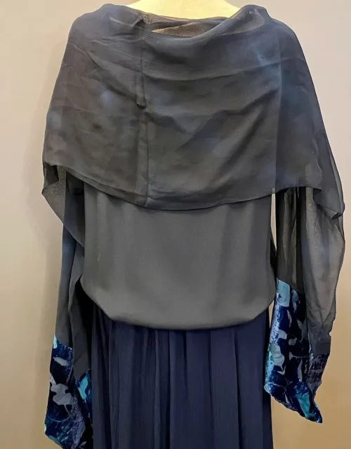 Dobbelt Silkestola med velour borter Mørkeblåt, mørkeblå, navy, marine, marineblå, midnatsblå, kongeblå, coboltblå, koboltblå, blå farver, blåt, tørklæde, silke, ren silke, silketørklæde, stola, silkestola, silkesjal, sjal, let, elegant, festligt, festtøj, tilbehør, bolero, over en kjole, over skuldrene, flot, smukt, lækkert, tilbud, nedsat, elegance, sølvbryllup, gave, sølvbrud, gaveide, kvalitet, dskret, stiligt, tidsløst, moderne, nydeligt, damet, lady, ladylike, biti, ribe, naturmateriale, kunstnerisk, unika, specielt, galla