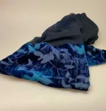 Dobbelt Silkestola med velour borter Mørkeblåt, mørkeblå, navy, marine, marineblå, midnatsblå, kongeblå, coboltblå, koboltblå, blå farver, blåt, tørklæde, silke, ren silke, silketørklæde, stola, silkestola, silkesjal, sjal, let, elegant, festligt, festtøj, tilbehør, bolero, over en kjole, over skuldrene, flot, smukt, lækkert, tilbud, nedsat, elegance, sølvbryllup, gave, sølvbrud, gaveide, kvalitet, dskret, stiligt, tidsløst, moderne, nydeligt, damet, lady, ladylike, biti, ribe, naturmateriale, kunstnerisk, unika, specielt