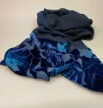 Dobbelt Silkestola med velour borter Mørkeblåt, mørkeblå, navy, marine, marineblå, midnatsblå, kongeblå, coboltblå, koboltblå, blå farver, blåt, tørklæde, silke, ren silke, silketørklæde, stola, silkestola, silkesjal, sjal, let, elegant, festligt, festtøj, tilbehør, bolero, over en kjole, over skuldrene, flot, smukt, lækkert, tilbud, nedsat, elegance, sølvbryllup, gave, sølvbrud, gaveide, kvalitet, dskret, stiligt, tidsløst, moderne, nydeligt, damet, lady, ladylike, biti, ribe, naturmateriale, kunstnerisk, unika, specielt