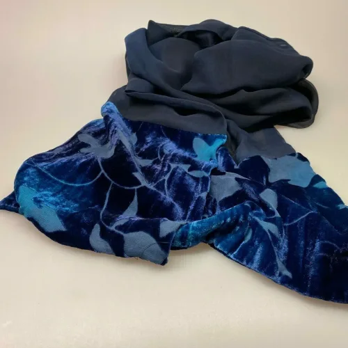 Dobbelt Silkestola med velour borter Mørkeblåt, mørkeblå, navy, marine, marineblå, midnatsblå, kongeblå, coboltblå, koboltblå, blå farver, blåt, tørklæde, silke, ren silke, silketørklæde, stola, silkestola, silkesjal, sjal, let, elegant, festligt, festtøj, tilbehør, bolero, over en kjole, over skuldrene, flot, smukt, lækkert, tilbud, nedsat, elegance, sølvbryllup, gave, sølvbrud, gaveide, kvalitet, dskret, stiligt, tidsløst, moderne, nydeligt, damet, lady, ladylike, biti, ribe, naturmateriale, kunstnerisk, unika, specielt