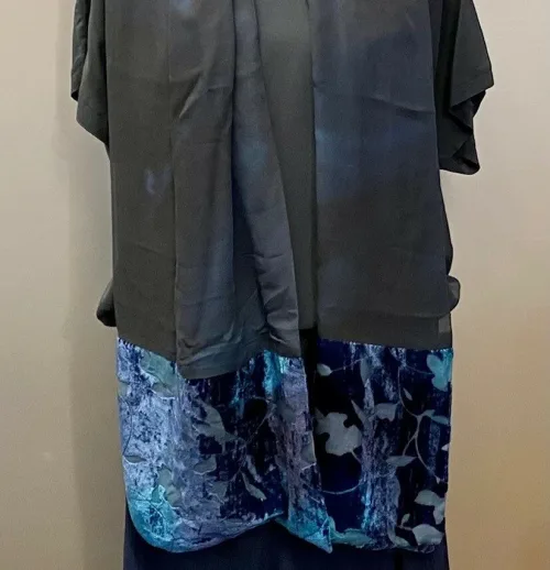 Dobbelt Silkestola med velour borter Mørkeblåt, mørkeblå, navy, marine, marineblå, midnatsblå, kongeblå, coboltblå, koboltblå, blå farver, blåt, tørklæde, silke, ren silke, silketørklæde, stola, silkestola, silkesjal, sjal, let, elegant, festligt, festtøj, tilbehør, bolero, over en kjole, over skuldrene, flot, smukt, lækkert, tilbud, nedsat, elegance, sølvbryllup, gave, sølvbrud, gaveide, kvalitet, dskret, stiligt, tidsløst, moderne, nydeligt, damet, lady, ladylike, biti, ribe, naturmateriale, kunstnerisk, unika, specielt