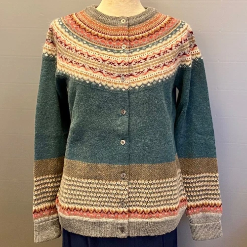 Eribé - Færø Cardigan Petrol, færømønster, blød, kradser ikke, soft, lækker, luksus, smart, moderne, ung, cool, let, lun, varm, smart, damestrik, strik, strikjakke, striktrøje, strikketrøje, cardigan, med knapper, knappet, mønsterstrik, strikket, mønsyer, bærestykke, skotsk, skotland, eribé, ribe, vadehavet, nationalpark, forår, nyheder, spring 2021,