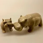 Flodhest - Håndskåret af træ - Siddende M Grå Flodhest - Håndskåret af træ - Siddende M Grå , Flodhest - Håndskåret af træ - Siddende Grå, lille, flodhest, hippo, træflodhest, af træ, håndlavet, håndarbejde, håndsnittet, håndskøret, træskærearbejde, kunsthåndværk, trædyr, træfigur, dyr af træ, afrika, afrikanske dyr, savannen, flodheste, gaveide, sød, finurlig, specielt, nordisk, stilig, enkel, sød, flot, biti, ribe, ting med flodheste, flodhesteting,