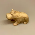 Flodhest - Håndskåret af træ - Siddende M Grå Flodhest - Håndskåret af træ - Siddende M Grå , Flodhest - Håndskåret af træ - Siddende Grå, lille, flodhest, hippo, træflodhest, af træ, håndlavet, håndarbejde, håndsnittet, håndskøret, træskærearbejde, kunsthåndværk, trædyr, træfigur, dyr af træ, afrika, afrikanske dyr, savannen, flodheste, gaveide, sød, finurlig, specielt, nordisk, stilig, enkel, sød, flot, biti, ribe, ting med flodheste, flodhesteting,