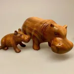 Håndskåret Flodhest af Træ - Brun XL, Størst, Flodhest - Håndskåret af træ - Siddende S Brun, Flodhest - Håndskåret af træ - Siddende, lille, flodhest, hippo, træflodhest, af træ, håndlavet, håndarbejde, håndsnittet, håndskøret, træskærearbejde, kunsthåndværk, trædyr, træfigur, dyr af træ, afrika, afrikanske dyr, savannen, flodheste, gaveide, sød, finurlig, specielt, nordisk, stilig, enkel, sød, flot, biti, ribe, ting med flodheste, flodhesteting, flodhesteføl, flodhesteunge
