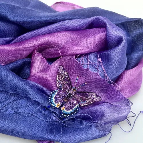 Håndlavet Broche Svalehale Sommerfugl, mørk, svalehale, eastern black swallowtail butterfly, TL-B-785, sommerfugle, butterfly, embellished, perler, pailletter, jewelry, sommerfuglesmykke, sommerfuglebroche, kunst, smykker med, smykke med, sommerfugle, eksklusive smykker, specielle, særligt, håndlavey, kunst, kunsthåndværk, broche, naturen, insekter, gaveide, gave, særlig gave, ekstraordinær, smuk, smykker, biti, ribe, unika, one of a kind, limited edition, begrænset oplag, kunstrunden, ribe, vadehavet, nationalpark,