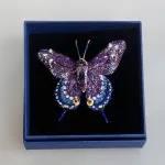 Håndlavet Broche Svalehale Sommerfugl, mørk, svalehale, eastern black swallowtail butterfly, TL-B-785, sommerfugle, butterfly, embellished, perler, pailletter, jewelry, sommerfuglesmykke, sommerfuglebroche, kunst, smykker med, smykke med, sommerfugle, eksklusive smykker, specielle, særligt, håndlavey, kunst, kunsthåndværk, broche, naturen, insekter, gaveide, gave, særlig gave, ekstraordinær, smuk, smykker, biti, ribe, unika, one of a kind, limited edition, begrænset oplag, kunstrunden, ribe, vadehavet, nationalpark,
