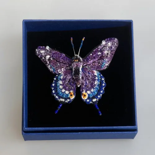 Håndlavet Broche Svalehale Sommerfugl, mørk, svalehale, eastern black swallowtail butterfly, TL-B-785, sommerfugle, butterfly, embellished, perler, pailletter, jewelry, sommerfuglesmykke, sommerfuglebroche, kunst, smykker med, smykke med, sommerfugle, eksklusive smykker, specielle, særligt, håndlavey, kunst, kunsthåndværk, broche, naturen, insekter, gaveide, gave, særlig gave, ekstraordinær, smuk, smykker, biti, ribe, unika, one of a kind, limited edition, begrænset oplag, kunstrunden, ribe, vadehavet, nationalpark,