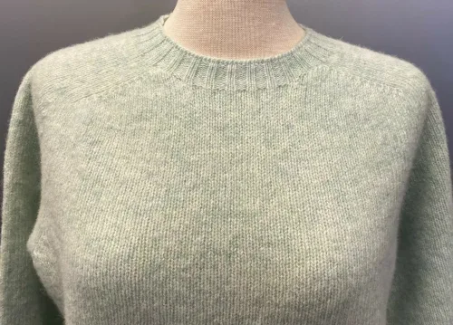 Harley of Scotland – Dame Pullover Lambswool Pistacie, shamrock, mintgrøn, lysegrøn, sart grøn, lys, forårsstrik, let, tynd, lun, smuk, kølig, damestrik, lambswool, ren, ny, uld, pullover, damepullover, damestrik, strik, striktrøje, sweater, åndbar, feminin, pigestrik, til piger, kort, smart, skotsk, klassisk, ensfarvet, enkel, kvalitet, skøn, yndig, uldtrøje, uldbluse, strikbluse, biti, ribe