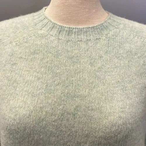 Harley of Scotland – Dame Pullover Lambswool Pistacie, shamrock, mintgrøn, lysegrøn, sart grøn, lys, forårsstrik, let, tynd, lun, smuk, kølig, damestrik, lambswool, ren, ny, uld, pullover, damepullover, damestrik, strik, striktrøje, sweater, åndbar, feminin, pigestrik, til piger, kort, smart, skotsk, klassisk, ensfarvet, enkel, kvalitet, skøn, yndig, uldtrøje, uldbluse, strikbluse, biti, ribe