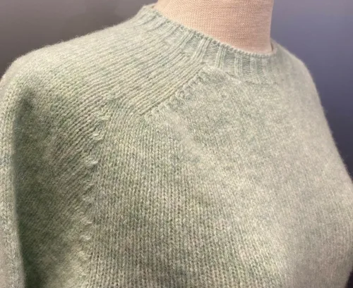 Harley of Scotland – Dame Pullover Lambswool Pistacie, shamrock, mintgrøn, lysegrøn, sart grøn, lys, forårsstrik, let, tynd, lun, smuk, kølig, damestrik, lambswool, ren, ny, uld, pullover, damepullover, damestrik, strik, striktrøje, sweater, åndbar, feminin, pigestrik, til piger, kort, smart, skotsk, klassisk, ensfarvet, enkel, kvalitet, skøn, yndig, uldtrøje, uldbluse, strikbluse, biti, ribe