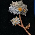 Håndlavet Broche Blå Skærmblomst, hortensia, hydragia, tidsel, blomst, skærmblomst, røllike, naturen, flora, den danske flora, farver, viol, violblå, støvet blå, lavendelblå, broche, unikke smykker, magiske smykker, magi, lykke, amulet, det bliver godt igen, kærlighed, Håndlavet Broche Kulørt Kolibri, kolibri, fugl, isfugl, fugl, dansk, natur, ornitolog, amatør, naturelsker, sommerfugle, Håndlavet Broche Kulørt sommerfugl, farverig, regnbuefarvet, kulørt, farveglad, Håndlavet Broche Blå sommerfugl, sommerfuglebroche, smykker med, smykke med, sommerfugle, eksklusive smykker, specielle, særligt, håndlavey, kunst, kunsthåndværk, broche, naturen, insekter, gaveide, gave, særlig gave, ekstraordinær, smuk, smykker, biti, ribe, unika, one of a kind, limited edition, begrænset oplag, kunstrunden, ribe, vadehavet, nationalpark, blomsterhandler, blomsterdekoratør, healing