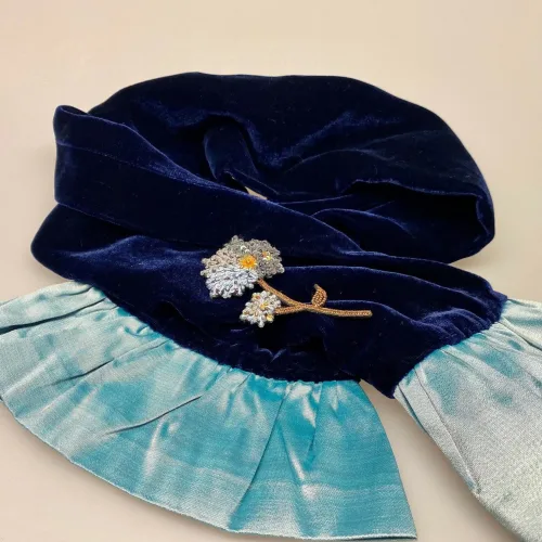 Håndlavet Broche Blå Skærmblomst, hortensia, hydragia, tidsel, blomst, skærmblomst, røllike, naturen, flora, den danske flora, farver, viol, violblå, støvet blå, lavendelblå, broche, unikke smykker, magiske smykker, magi, lykke, amulet, det bliver godt igen, kærlighed, Håndlavet Broche Kulørt Kolibri, kolibri, fugl, isfugl, fugl, dansk, natur, ornitolog, amatør, naturelsker, sommerfugle, Håndlavet Broche Kulørt sommerfugl, farverig, regnbuefarvet, kulørt, farveglad, Håndlavet Broche Blå sommerfugl, sommerfuglebroche, smykker med, smykke med, sommerfugle, eksklusive smykker, specielle, særligt, håndlavey, kunst, kunsthåndværk, broche, naturen, insekter, gaveide, gave, særlig gave, ekstraordinær, smuk, smykker, biti, ribe, unika, one of a kind, limited edition, begrænset oplag, kunstrunden, ribe, vadehavet, nationalpark, blomsterhandler, blomsterdekoratør, healing