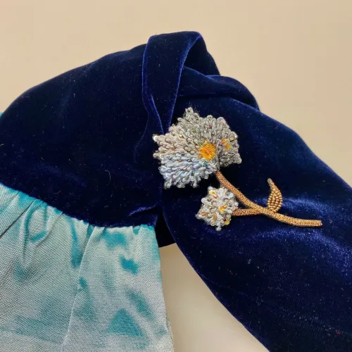 Håndlavet Broche Blå Skærmblomst, hortensia, hydragia, tidsel, blomst, skærmblomst, røllike, naturen, flora, den danske flora, farver, viol, violblå, støvet blå, lavendelblå, broche, unikke smykker, magiske smykker, magi, lykke, amulet, det bliver godt igen, kærlighed, Håndlavet Broche Kulørt Kolibri, kolibri, fugl, isfugl, fugl, dansk, natur, ornitolog, amatør, naturelsker, sommerfugle, Håndlavet Broche Kulørt sommerfugl, farverig, regnbuefarvet, kulørt, farveglad, Håndlavet Broche Blå sommerfugl, sommerfuglebroche, smykker med, smykke med, sommerfugle, eksklusive smykker, specielle, særligt, håndlavey, kunst, kunsthåndværk, broche, naturen, insekter, gaveide, gave, særlig gave, ekstraordinær, smuk, smykker, biti, ribe, unika, one of a kind, limited edition, begrænset oplag, kunstrunden, ribe, vadehavet, nationalpark, blomsterhandler, blomsterdekoratør, healing