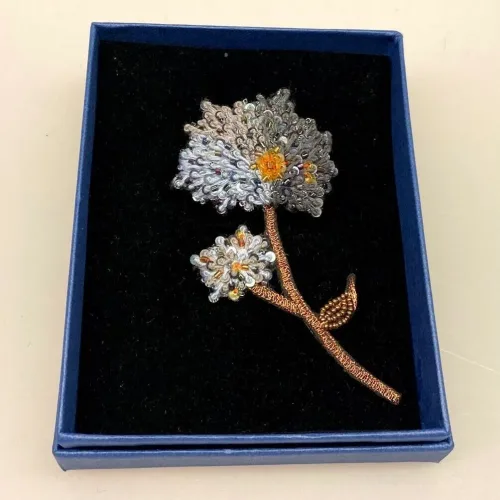 Håndlavet Broche Blå Skærmblomst, hortensia, hydragia, tidsel, blomst, skærmblomst, røllike, naturen, flora, den danske flora, farver, viol, violblå, støvet blå, lavendelblå, broche, unikke smykker, magiske smykker, magi, lykke, amulet, det bliver godt igen, kærlighed, Håndlavet Broche Kulørt Kolibri, kolibri, fugl, isfugl, fugl, dansk, natur, ornitolog, amatør, naturelsker, sommerfugle, Håndlavet Broche Kulørt sommerfugl, farverig, regnbuefarvet, kulørt, farveglad, Håndlavet Broche Blå sommerfugl, sommerfuglebroche, smykker med, smykke med, sommerfugle, eksklusive smykker, specielle, særligt, håndlavey, kunst, kunsthåndværk, broche, naturen, insekter, gaveide, gave, særlig gave, ekstraordinær, smuk, smykker, biti, ribe, unika, one of a kind, limited edition, begrænset oplag, kunstrunden, ribe, vadehavet, nationalpark, blomsterhandler, blomsterdekoratør, healing