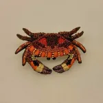 Håndlavet Broche Koralfarvet Krabbe, krabbe, krabbesmykke, smykke, unika, perlebroderi, havet, stranden, beach, sea, havets brusen, krebs, skaldyr, gyldne farver, coral, koral, koraller, håb, gaveide, gave, broche, nål, pynt, til strik, på hat, på hue, reversnål, biti, ribe, vadehavet, nationalpark, boredri, broderibe, pailletter,