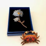 Håndlavet Broche Blå Skærmblomst, Håndlavet Broche Koralfarvet Krabbe, krabbe, krabbesmykke, smykke, unika, perlebroderi, havet, stranden, beach, sea, havets brusen, krebs, skaldyr, gyldne farver, coral, koral, koraller, håb, gaveide, gave, broche, nål, pynt, til strik, på hat, på hue, reversnål, biti, ribe, vadehavet, nationalpark, boredri, broderibe, pailletter,